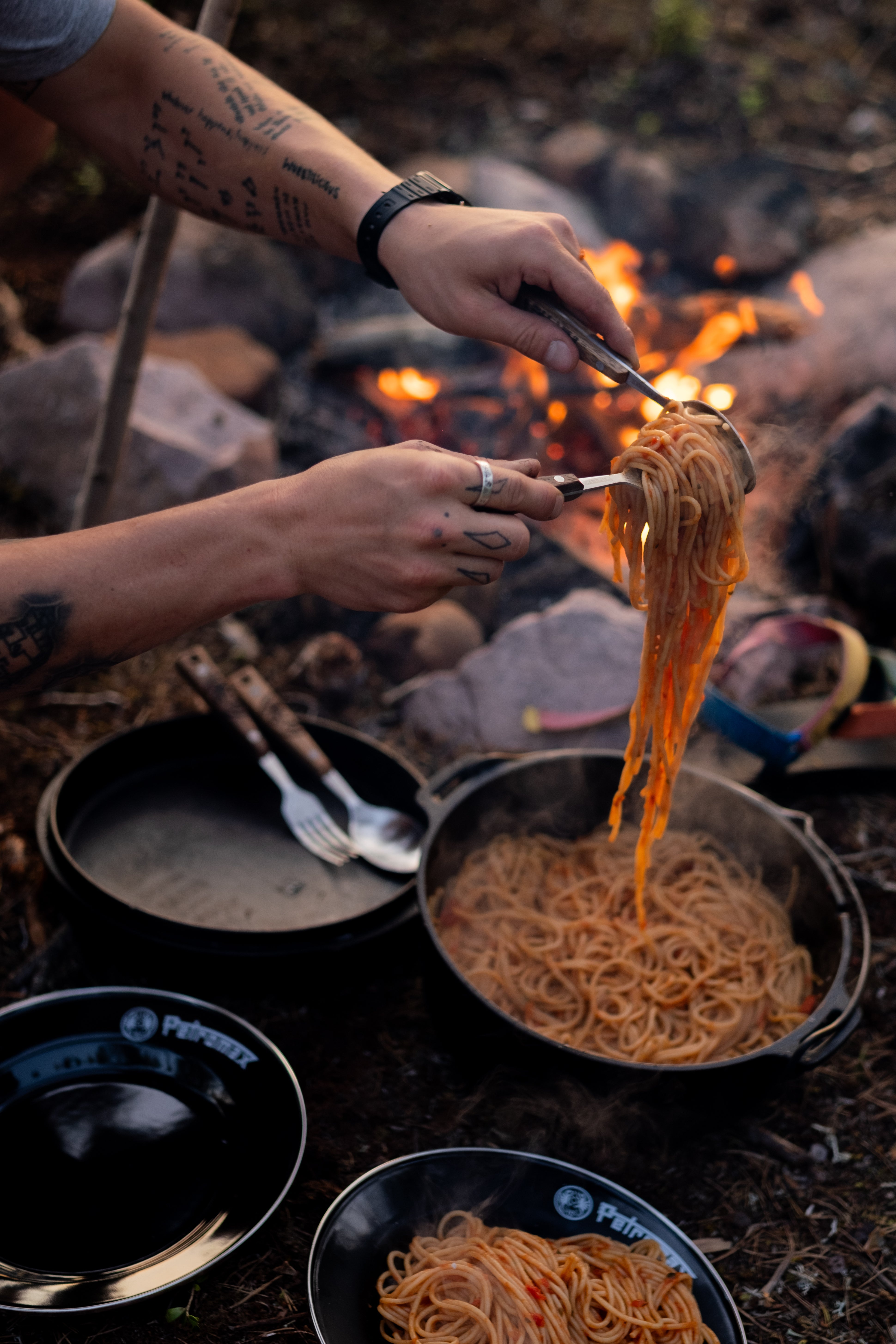 Spaghettis au Feu de Camp : Recette Rustique en Dutch Oven Petromax