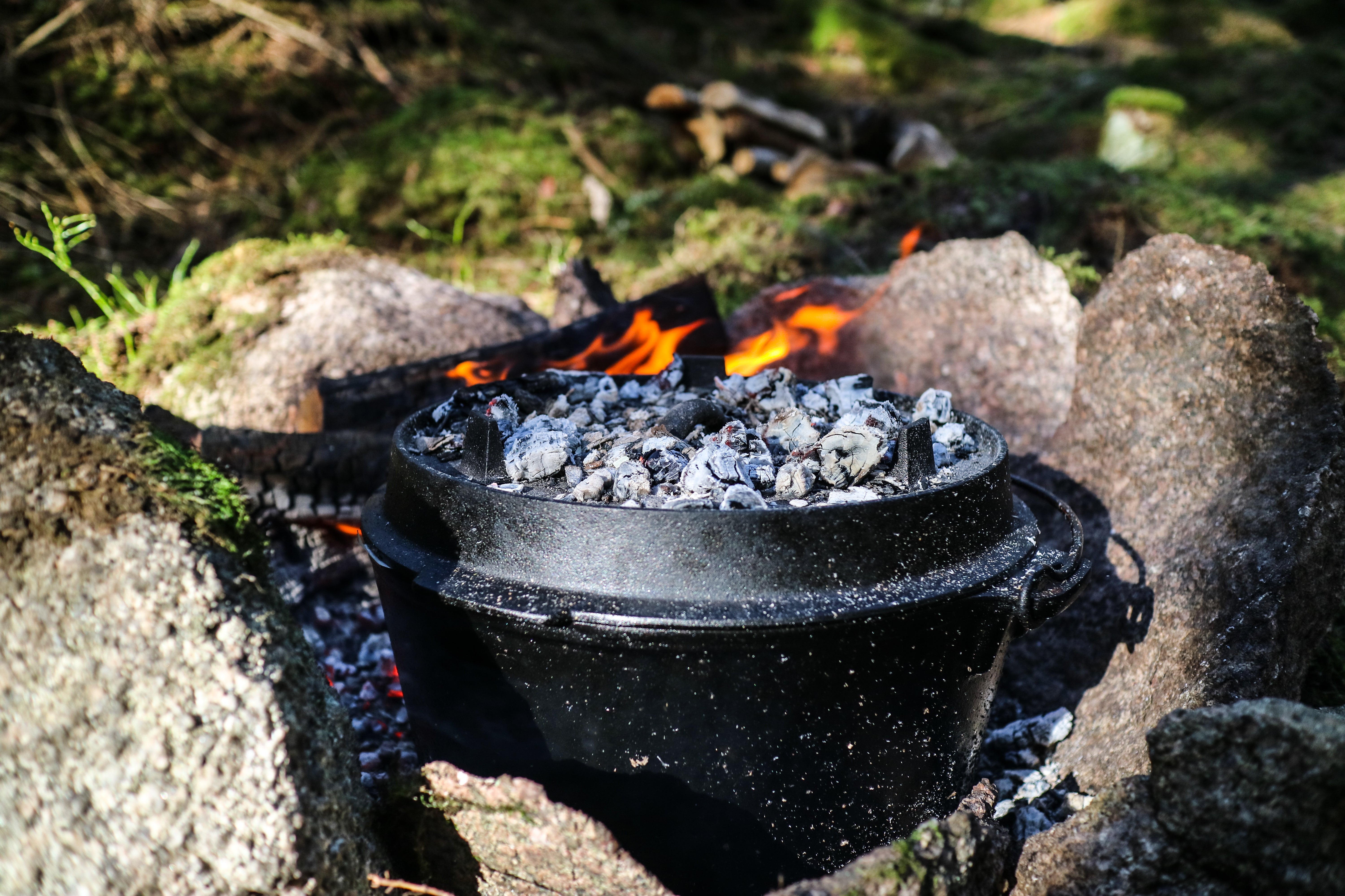 Cuisson au feu de bois : Recette rustique au Dutch Oven en plein air